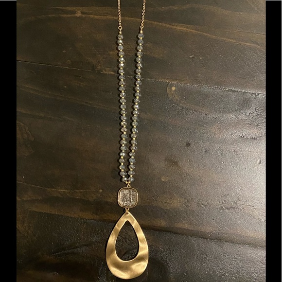 Long beaded necklace with earrings. - Picture 3 of 4